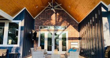 Four Bedroom Downtown Tomball Cottage