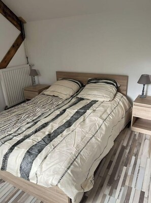 2 Schlafzimmer, Reisekinderbett, kostenloses WLAN