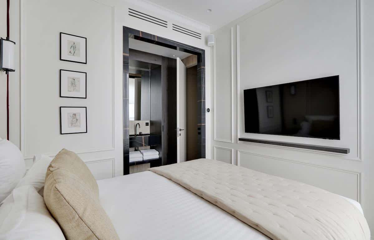 2 habitaciones, tabla de planchar con plancha, cuna de viaje y wifi 