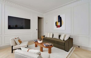 TV, offices - The Lander - Serviced 2BR/2BA - Louvre-Rivoli IV (Paris)