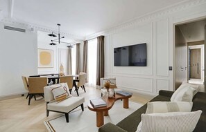 TV, offices - The Lander - Serviced 2BR/2BA - Louvre-Rivoli IV (Paris)