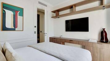 2 bedrooms, iron/ironing board, travel cot, WiFi