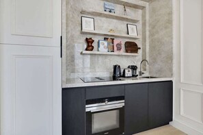 Réfrigérateur, micro-ondes, four, plaque de cuisson