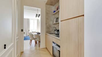 Frigorífico, horno, placa de cocina y lavavajillas