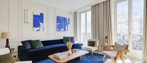 Una televisión, una oficina