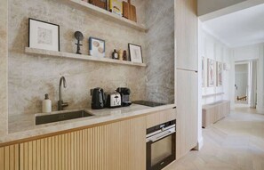 Fridge, oven, stovetop, dishwasher - The Lander - Serviced 2BR/2BA - Louvre-Rivoli VI (Paris)