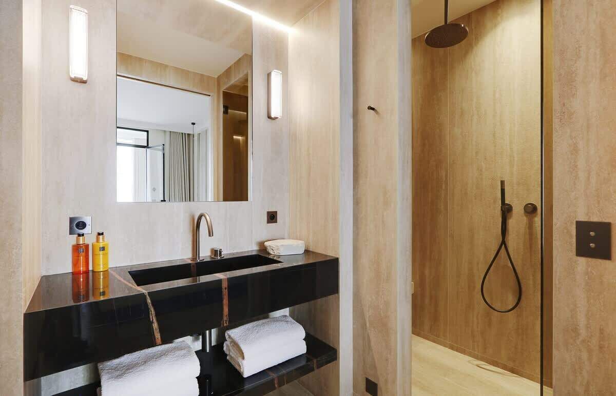 Shower, hair dryer, shampoo