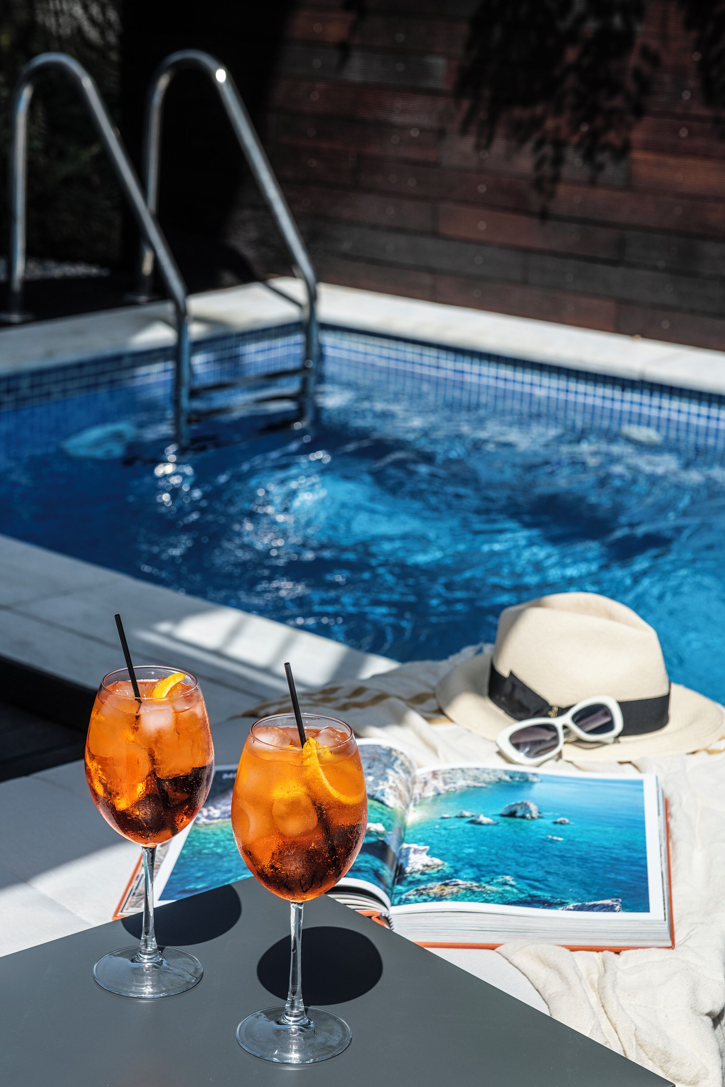 Una piscina al aire libre de temporada