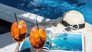 Una piscina al aire libre de temporada