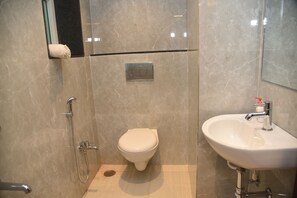 Quarto standard | Banheiro | Chuveiro, chuveiro com efeito de chuva, toalhas de banho 