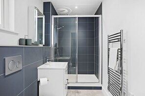 Combined shower/tub, hair dryer, towels
