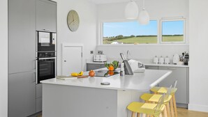 Coffee/tea maker, fridge, microwave, oven - 4 The Vista, Willingcott Nr Woolacombe - Outdoor shower/ On-site pool / EV charger/ Ecohome (Woolacombe)