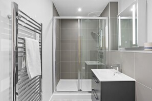 Ensemble baignoire-douche, séchoir à cheveux, serviettes fournies