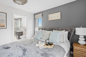 4 عدّة غرف نوم ومكواة/لوح كي وخدمة الإنترنت وملاءات أسرّة