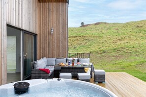 Outdoor spa tub - 7 The Vista - Hot tub - Pet friendly - On-site pool - EV Charger - Ecohome (Woolacombe)
