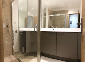 Dusche, Haartrockner, Handtücher