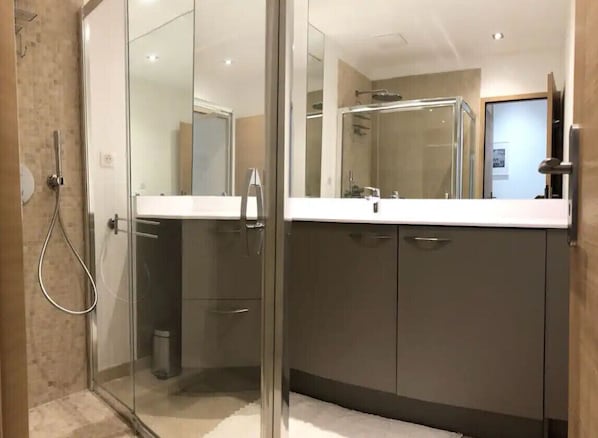 Dusche, Haartrockner, Handtücher