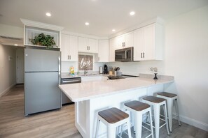 ثلاجة، ميكروويف، فرن، موقد طهي مسطح