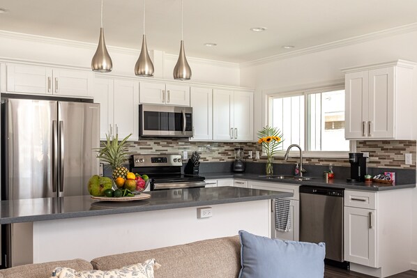 Refrigerador, microondas, horno y parrilla de estufa