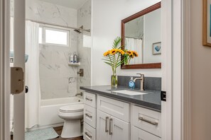 Tina con regadera, secadora de cabello, toallas