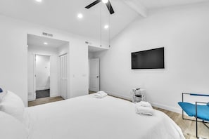 3 室のベッドルーム、アイロン / アイロン台、WiFi (無料)、ベッドシーツ