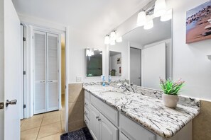 Ensemble douche/baignoire, sèche-cheveux, serviettes fournies