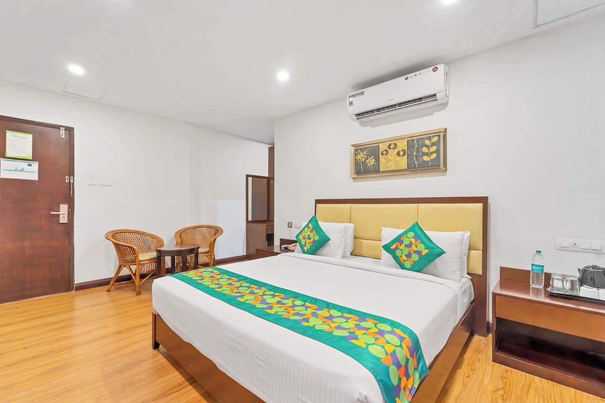 Kamar Deluks | Dilengkapi dengan perabotan berbeda-beda dan meja kerja