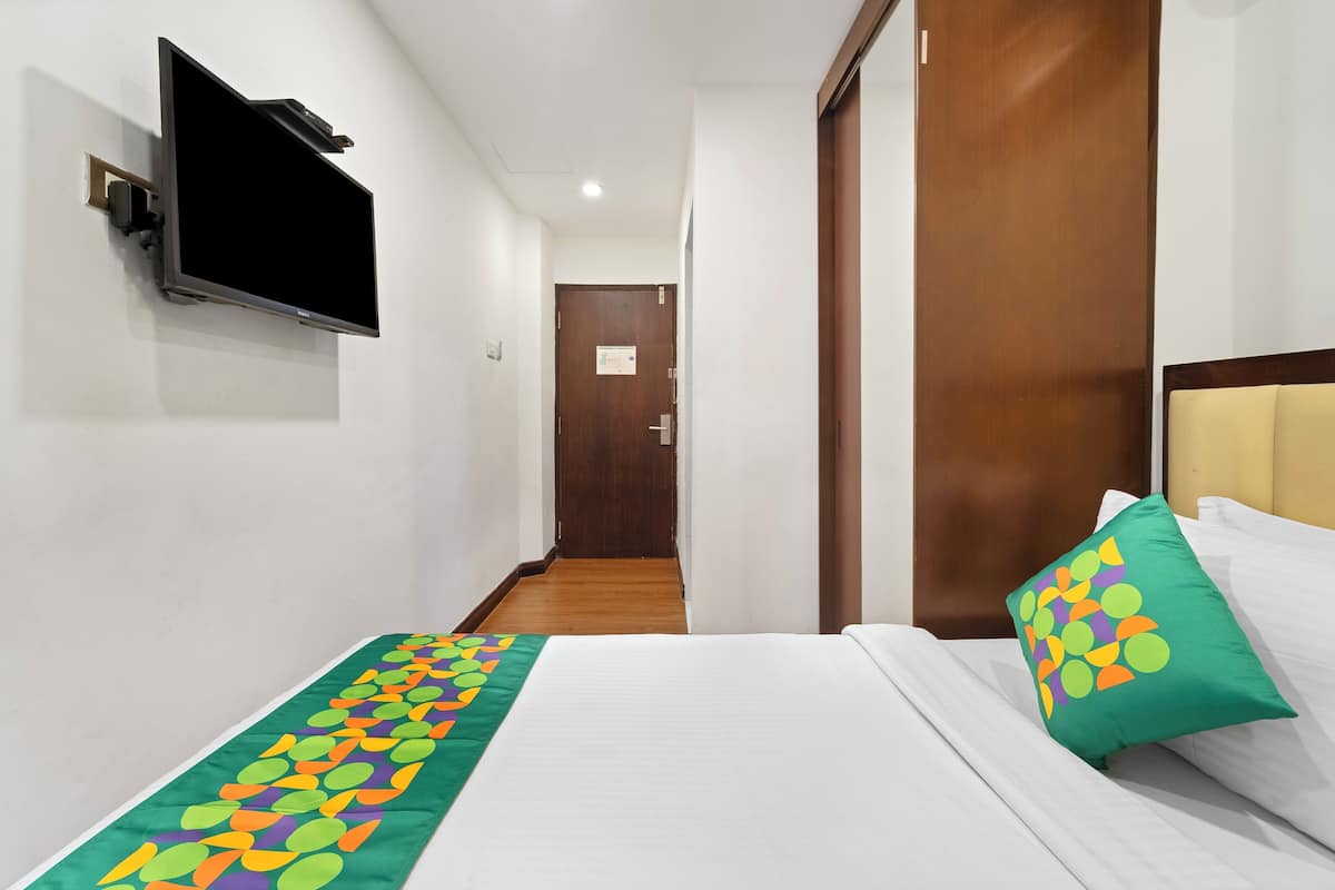 Kamar Single Ekonomi | Dilengkapi dengan perabotan berbeda-beda dan meja kerja