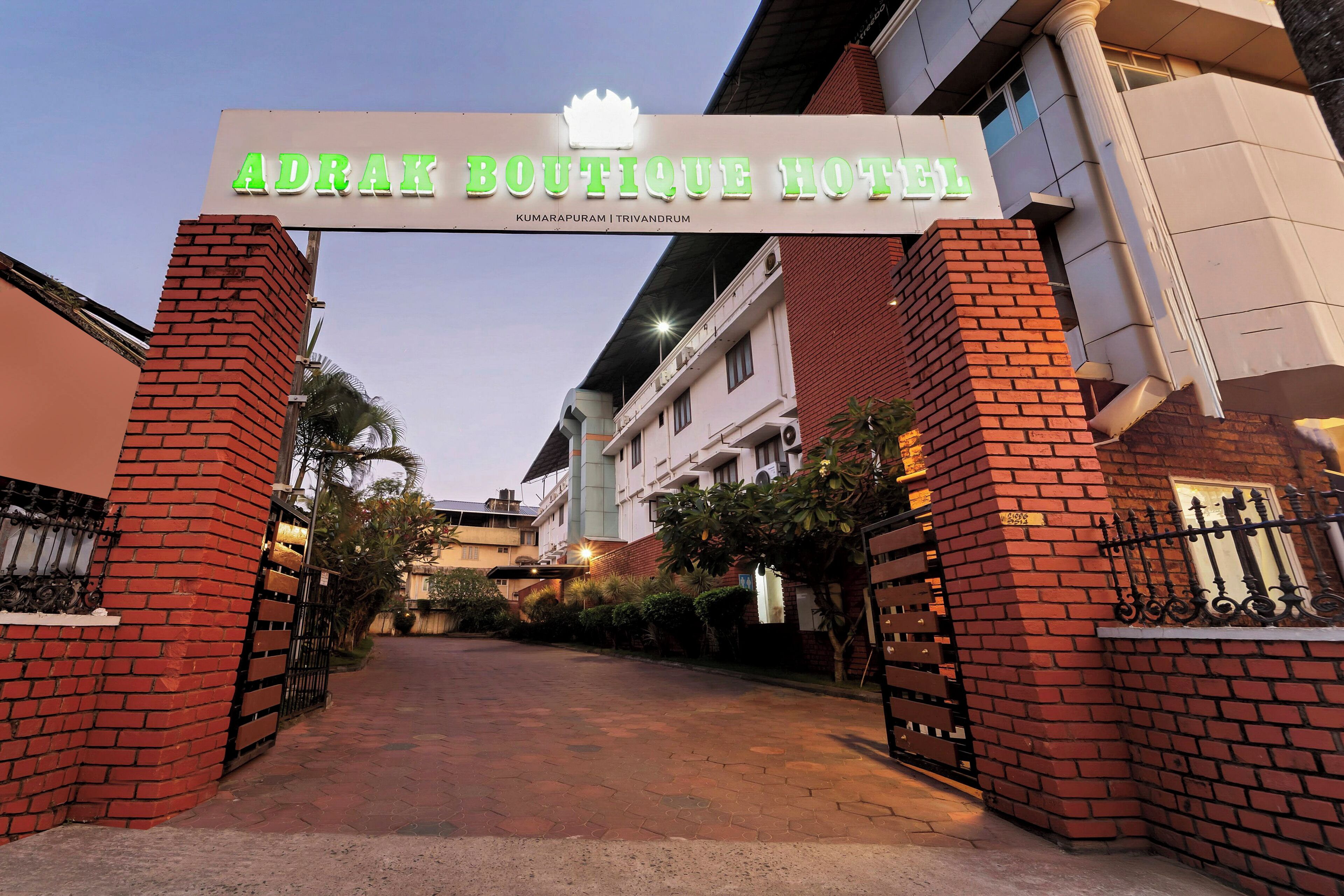 La entrada al Adrak Boutique Hotel, con una puerta de ladrillo y un letrero encima.