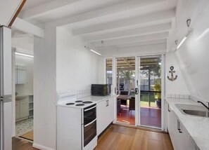 Jääkaappi, mikroaaltouuni, uuni, liesi