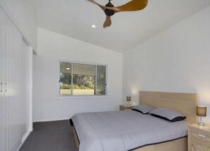 3 chambres, fer et planche à repasser