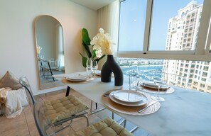 Deluxe-Apartment | Esszimmer