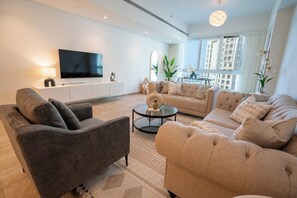 Deluxe-Apartment | Wohnbereich | 50-Zoll-Smart-TV mit Kabelempfang