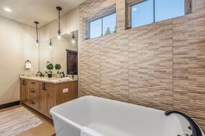Bañera con ducha, secador de pelo, toallas
