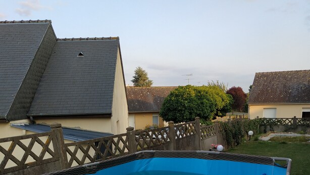 Una piscina rectangular con cubierta de madera y valla.