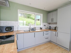 ثلاجة، غلّاية كهربائية، محمصة خبز، مستلزمات طهي/أطباق/أوعية