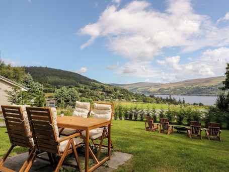 Outdoor dining. Beech Cottage