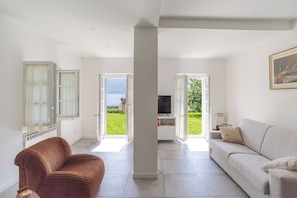 Appartamento familiare, camere multiple, 2 bagni, lato spiaggia (Casa Veligato 2) | Area soggiorno | Smart TV 21 pollici con canali via cavo