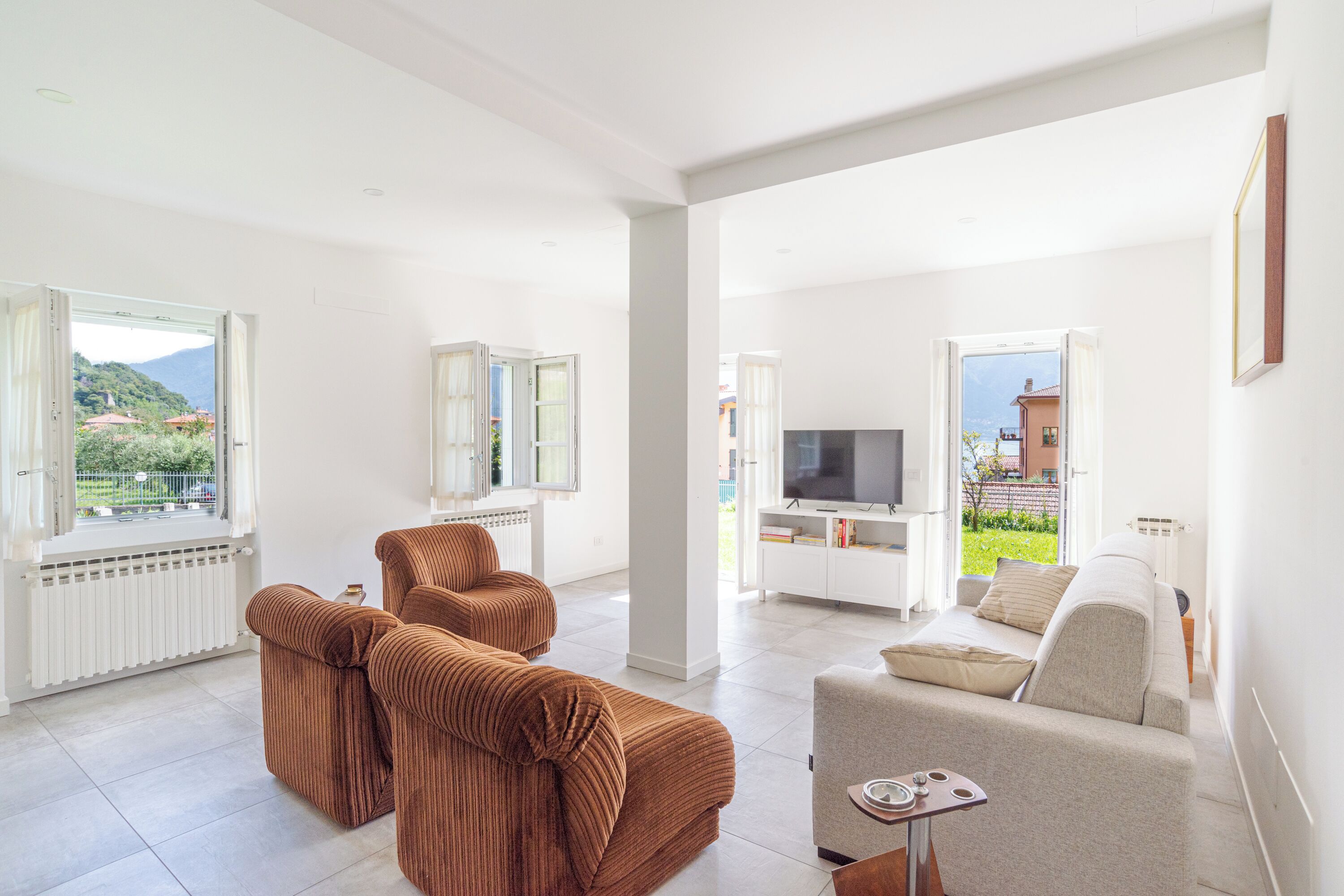Appartement familial, plusieurs chambres, 2 salles de bains, au bord de la plage (Casa Veligato 2) | Aire de séjour | Téléviseur connecté de 21 po avec télévision par câble