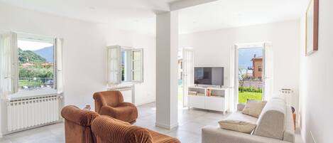 Appartement familial, plusieurs chambres, 2 salles de bains, au bord de la plage (Casa Veligato 2) | Aire de séjour | Téléviseur connecté de 21 po avec télévision par cùble