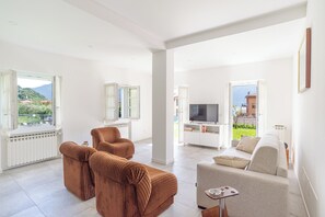 Departamento familiar, varias habitaciones, 2 baños, junto a la playa (Casa Veligato 2) | Área de sala de estar | Smart TV de 21 pulgadas con canales por cable 