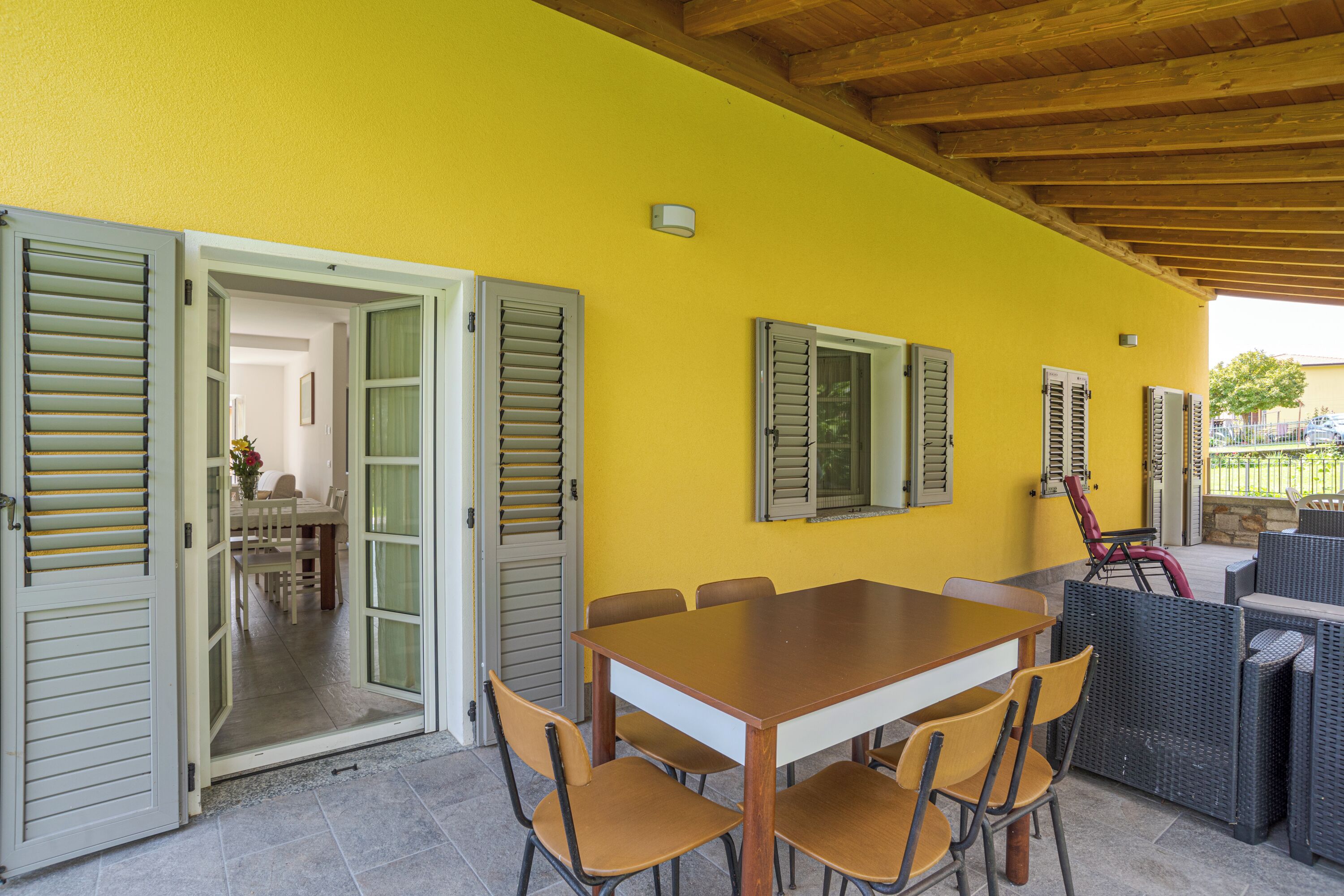 Family Apartment, Multiple Bedrooms, 2 Bathrooms, Beachside (Casa Veligato 2) | Outdoor dining
