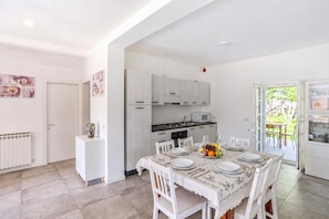 Family Apartment, 2 Bedrooms, 2 Bathrooms, Beachside (Casa Veligato 2) | Dining