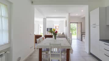Appartamento familiare, 2 camere da letto, 2 bagni, lato spiaggia (Casa Veligato 2) | Sala da pranzo