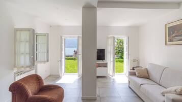 Family Apartment, Multiple Bedrooms, 2 Bathrooms, Beachside (Casa Veligato 2) | Living area | 21-inch Smart TV with cable channels