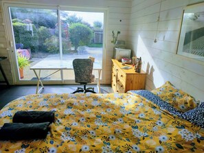 1 bedroom, desk, soundproofing, travel cot