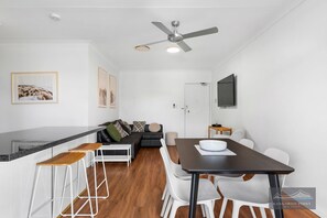 Dining - Tranquil Taringa 2 Bed Sleeps 5,Close to Bus and Train Indooroopilly Shopping (Taringa)