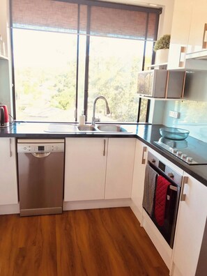 Fridge, microwave, oven, stovetop - Tranquil Taringa 2 Bed Sleeps 5,Close to Bus and Train Indooroopilly Shopping (Taringa)