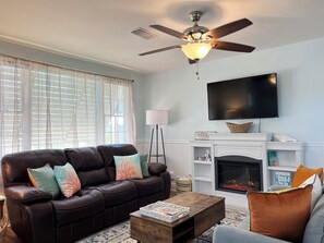 Smart TV, chimenea, libros