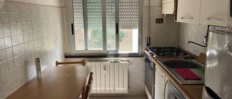 Jääkaappi, mikroaaltouuni, uuni, liesi